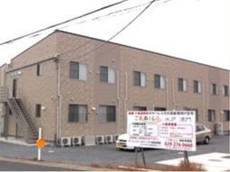 茶色い建物の外観