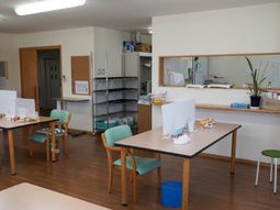 明るい食堂の様子