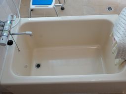 清潔な浴室のバスタブ