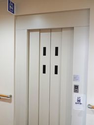 エレベーター正面の閉じた扉