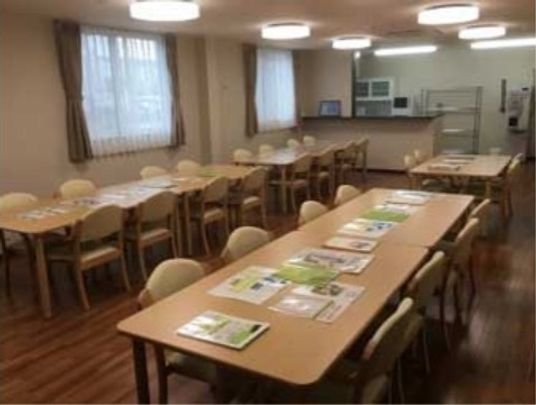 広々とした明るい食堂