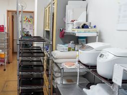 物資整理された多目的室