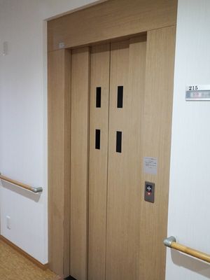 木目調のエレベーター扉