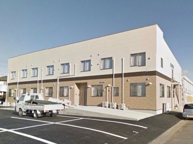 整った新築の外観 設備 清潔感のある新築の建物で、駐車場も完備しております。通勤も安心していただける環境です。