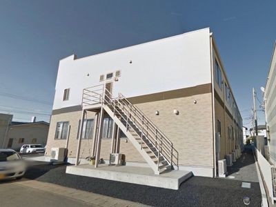 白い建物の外階段