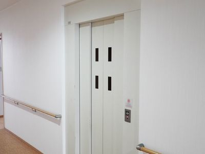 清潔な廊下のエレベーター