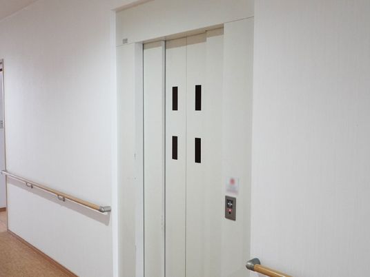 清潔な廊下のエレベーター