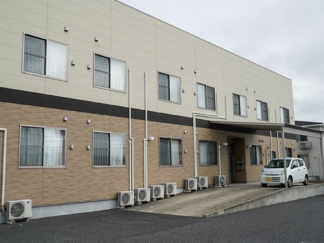 現代的な建物の外観 スロープ 清潔感のある外観には、落ち着いた色合いが用いられています。