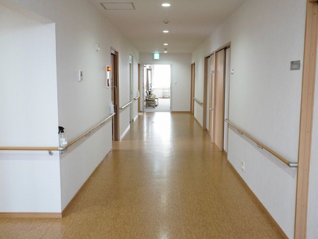 清潔な廊下の様子 廊下 明るく広々とした通路は日々の移動を快適にします。壁には手すりも設置されており安全に配慮されています。