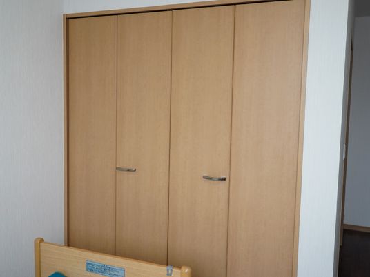 シンプルな木製クローゼット