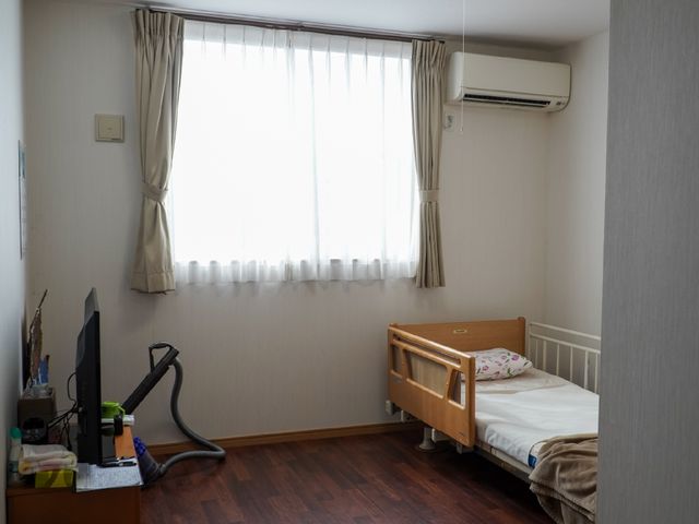 明るい個室の居室 居室 すっきりとした間取りで、個々の生活空間が確保されています。安らぎと快適さを提供する環境です。