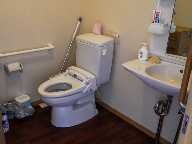 バリアフリーのトイレ設備 トイレ 手すり付きで安心、清潔感のあるトイレ空間です。