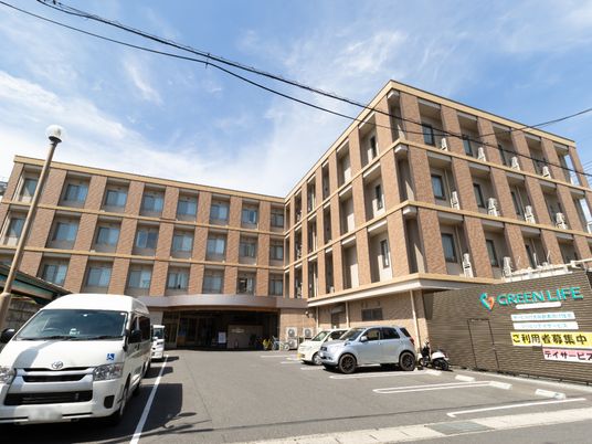 明るい外観の建物