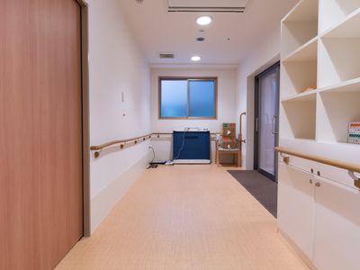 明るく清潔な施設の廊下
