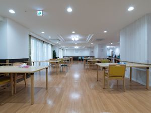 広々とした明るい食堂