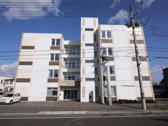 多階建ての清潔な外観