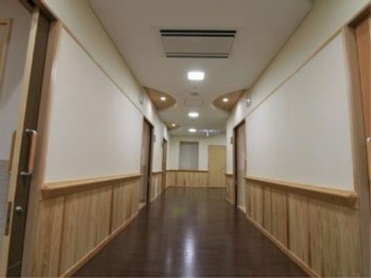 明るく清潔な廊下
