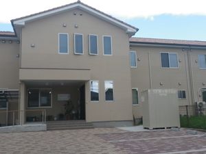 明るい建物のエントランス