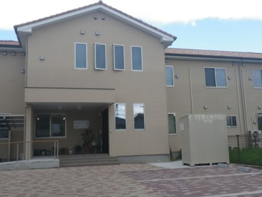 明るい建物のエントランス