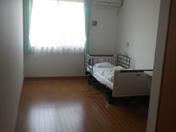 明るい個室のベッドと窓