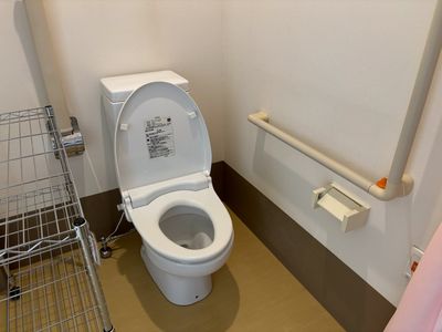 手すり付きのトイレ