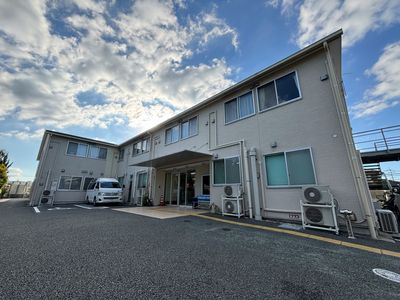広々とした施設の外観