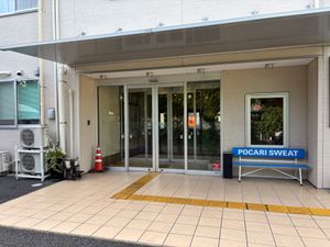 ガラス戸のあるエントランス