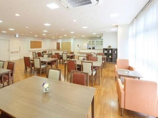 明るい共有ダイニングスペース