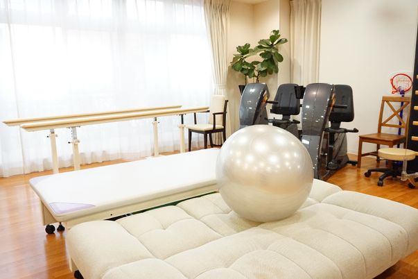 リハビリ用具とマットの部屋