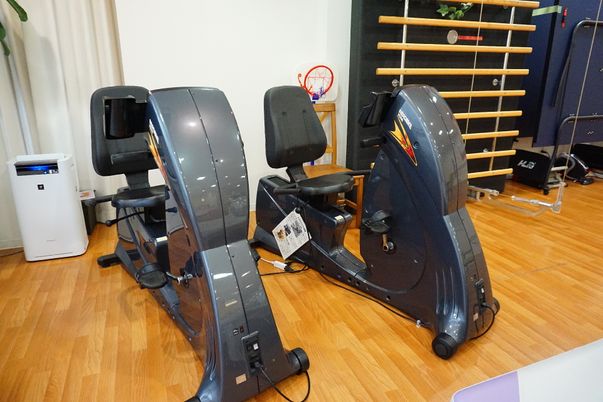 運動設備とリハビリ室