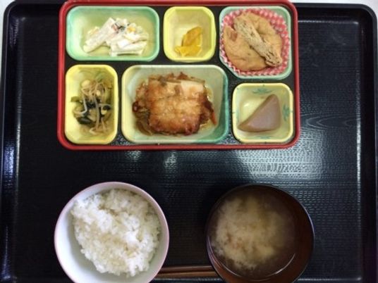 盛り付けられた美味しい食事