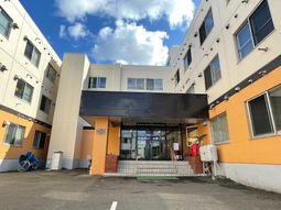 白と黄色の建物の外観