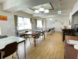 共有スペースの明るい食堂