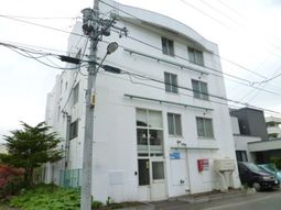 白い壁の建物外観