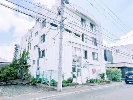 白い建物の外観  