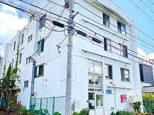 明るい建物の外観  