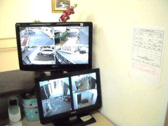 監視カメラの画面と掲示物