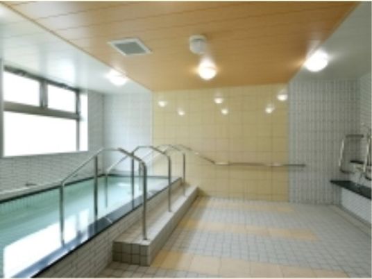 明るい浴室の施設