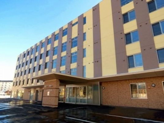 多階建てのモダンな外観