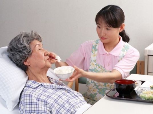 介護職員と利用者の食事風景