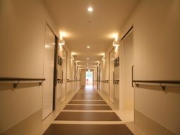 明るい廊下の風景
