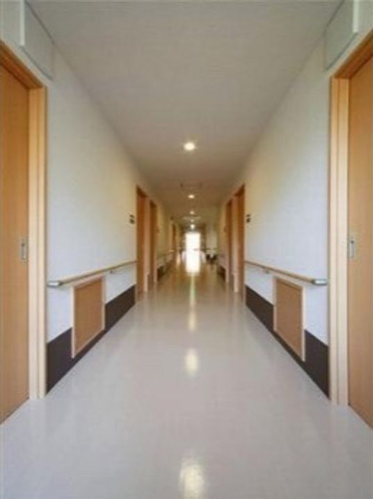 広々とした廊下の風景