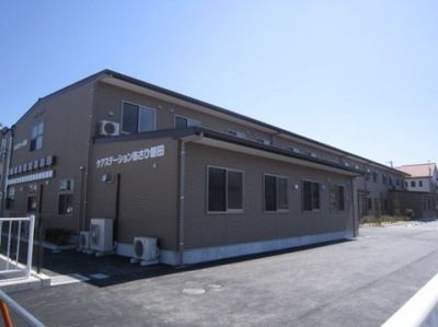 施設の明るい外観