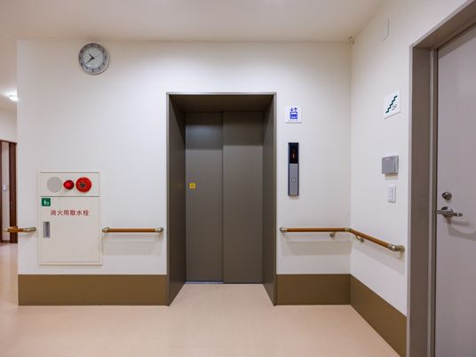 縦長エレベーター廊下