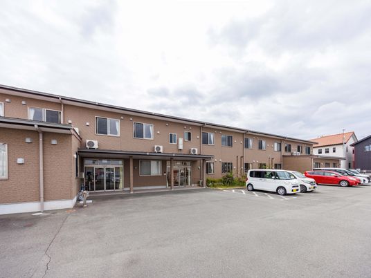 駐車場付き建物外観