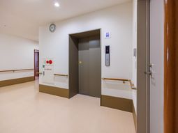 落ち着いた廊下のエレベーター