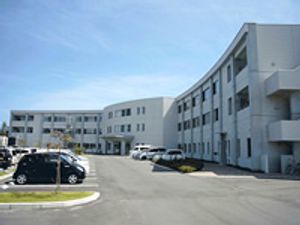 駐車場と建物の外観