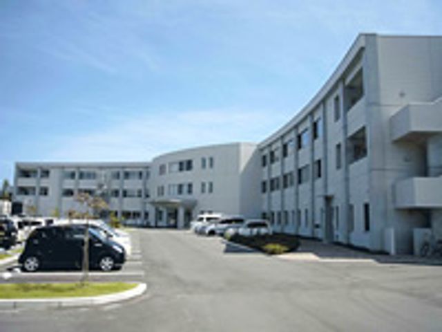 駐車場と建物の外観 外観 広々とした駐車場があり、車でのアクセスが便利です。開放的なデザインが魅力的です。