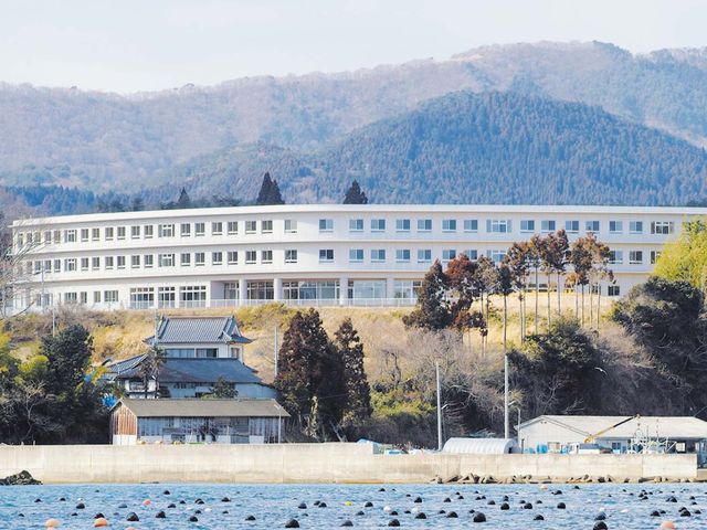 海辺の施設外観 外観   海と山を望む高台に建つ、長い横並びの建物です。自然に囲まれた落ち着いた環境で働けそうです。