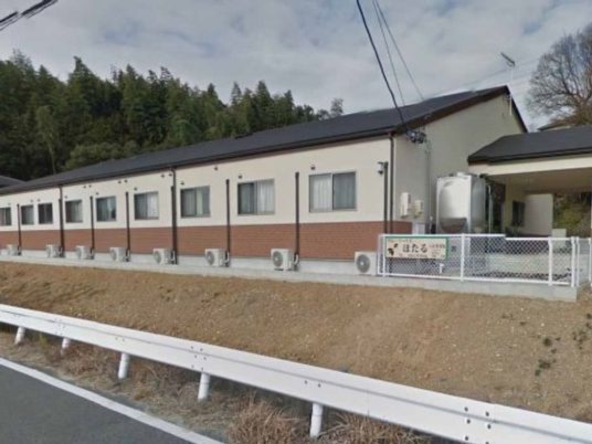 白と茶の建物の外観